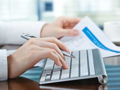 A woman doing bookkeeping services in Lancaster Ohio